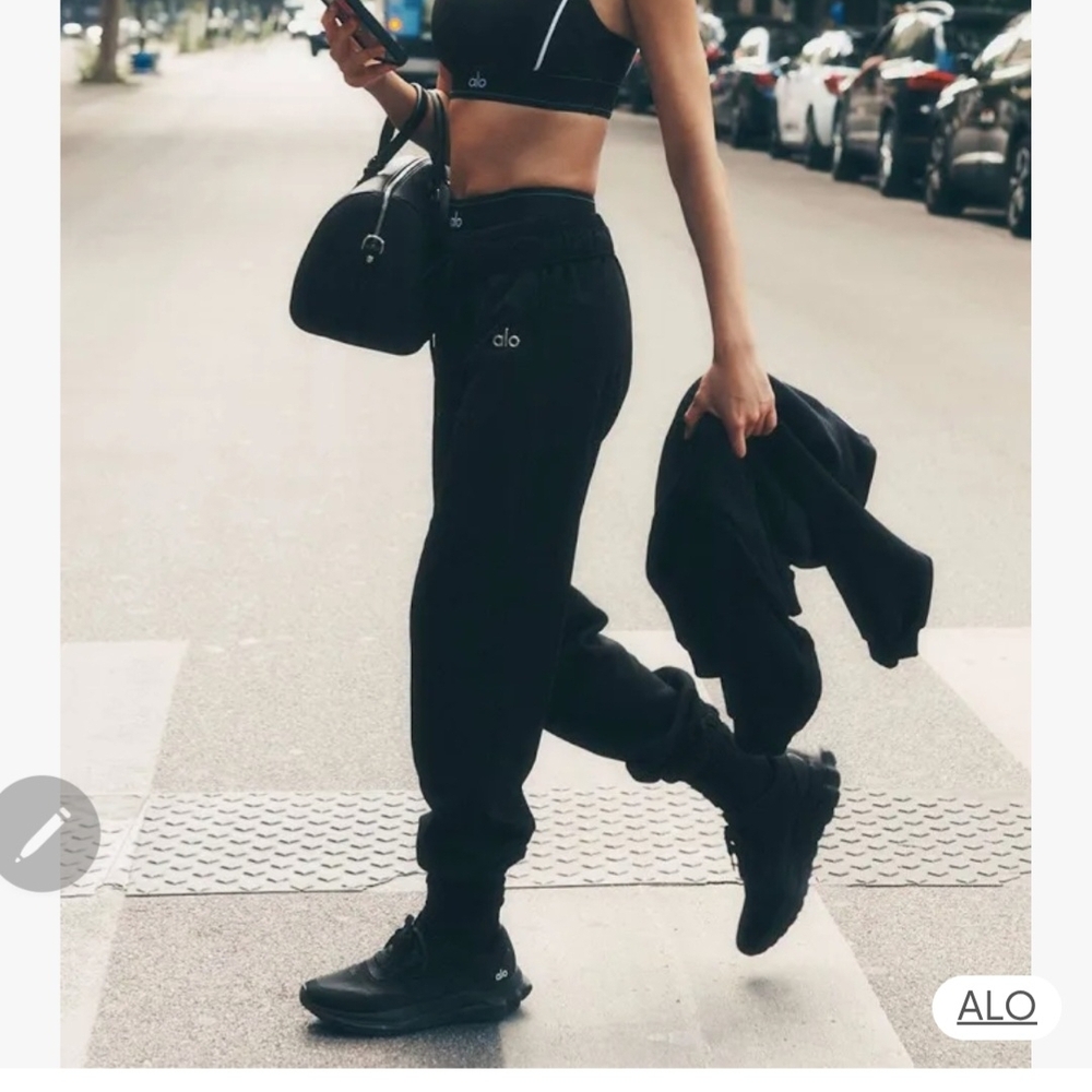 ALO Yoga Black Accolade Sweatpant